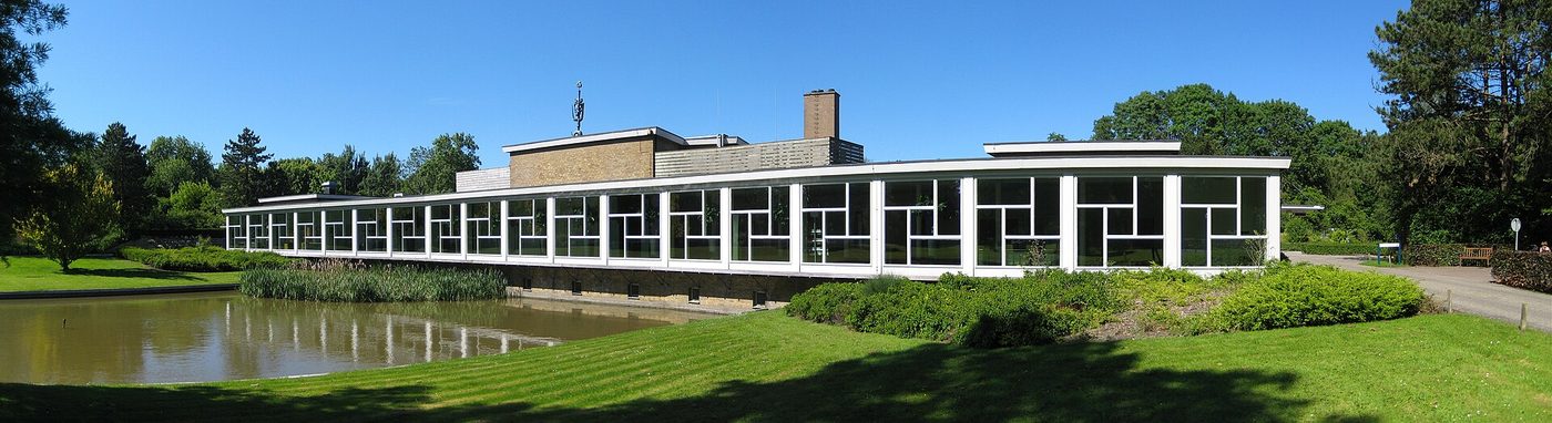 Crematorium Groningen met tuin en vijver, 4 juni 2011